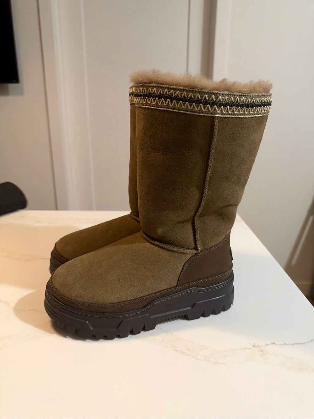UGG TrailGazer Classic Tall Size 9